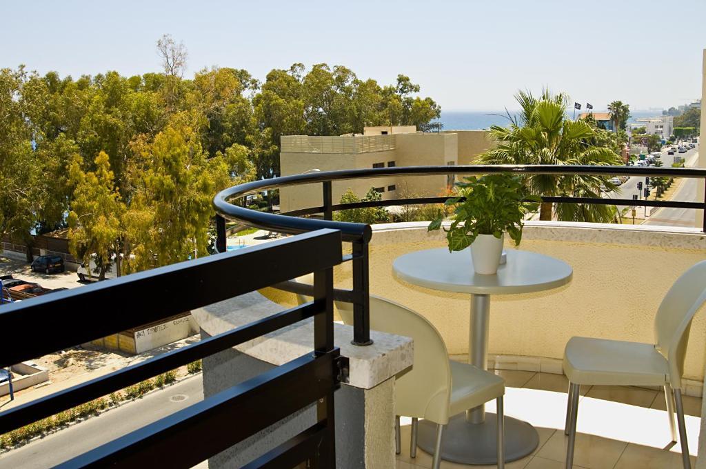 Pigeon Beach Hotel Apartments Limassol Zimmer foto